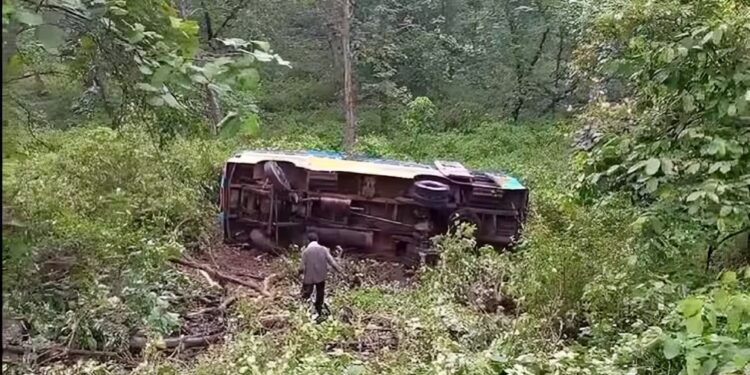 मेळघाटच्या हाय पॉइंट जवळ खाजगी बस दरीत कोसळली; 22 प्रवासी जखमी तर 3 जण गंभीर