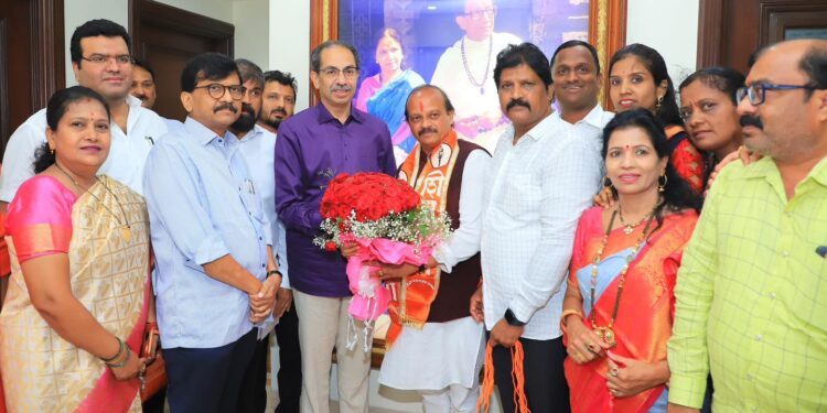 वसंत मोरे यांचा ठाकरे गटाच प्रवेश; उद्धव ठाकरेंनी बंदी शिवबंधन