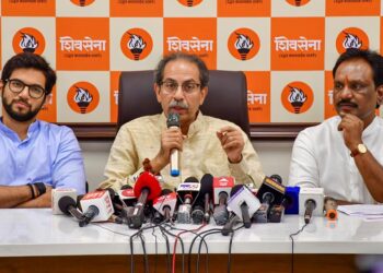 एक तर तू राहशील नाहीतर मी राहील, उद्धव ठाकरे यांचा देवेंद्र फडणवीस यांना इशारा