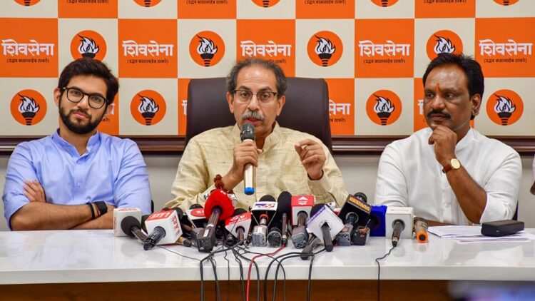 एक तर तू राहशील नाहीतर मी राहील, उद्धव ठाकरे यांचा देवेंद्र फडणवीस यांना इशारा