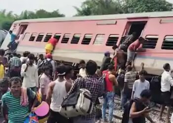 उत्तर प्रदेशमध्ये एक्स्प्रेसचा भीषण अपघात, रेल्वेचे १०-१२ डब्बे रुळावरुन घसरले!