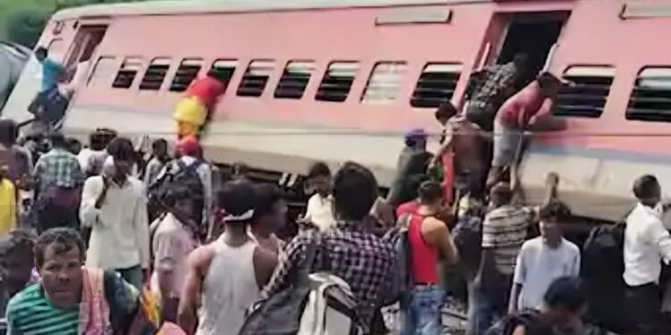 उत्तर प्रदेशमध्ये एक्स्प्रेसचा भीषण अपघात, रेल्वेचे १०-१२ डब्बे रुळावरुन घसरले!