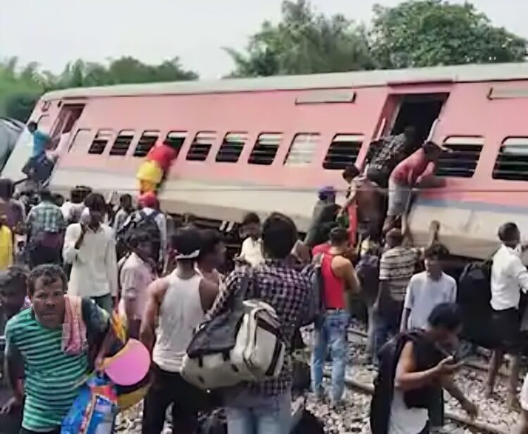 उत्तर प्रदेशमध्ये एक्स्प्रेसचा भीषण अपघात, रेल्वेचे १०-१२ डब्बे रुळावरुन घसरले!