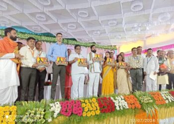 मुख्यमंत्र्यांच्या हस्ते ‘वारी महाराष्ट्र धर्म’ कॉपी टेबल बुकच प्रकाशन