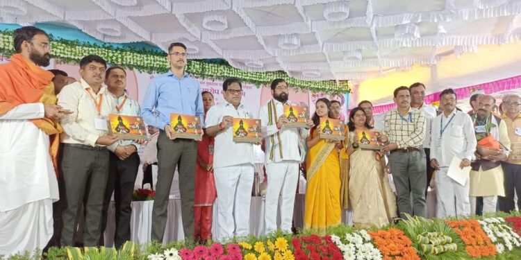 मुख्यमंत्र्यांच्या हस्ते ‘वारी महाराष्ट्र धर्म’ कॉपी टेबल बुकच प्रकाशन