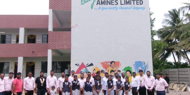 राऊंड टेबल व बालाजी अमाईन्सच्यावतीने सी. एस. आर अंर्तगत आर आर पाटिल हायस्कूल बांधण्यात आलेल्या इमारतीचे लोकार्पण