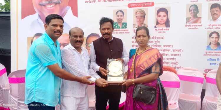 नगरसेविका राजश्री चव्हाण यांना आदर्श नगरसेविका पुरस्काराने जाहीर