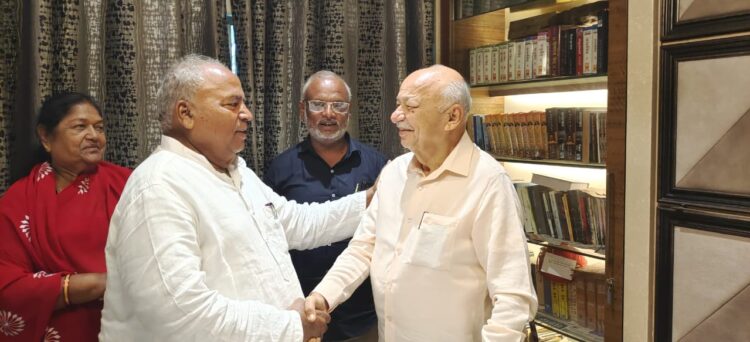 कॉ. आडम मास्तर व मा. सुशीलकुमार शिंदे यांची जनवात्सल्यावर सदिच्छा भेट!