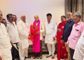 कॉ. आडम मास्तर व मा. सुशीलकुमार शिंदे यांची जनवात्सल्यावर सदिच्छा भेट!