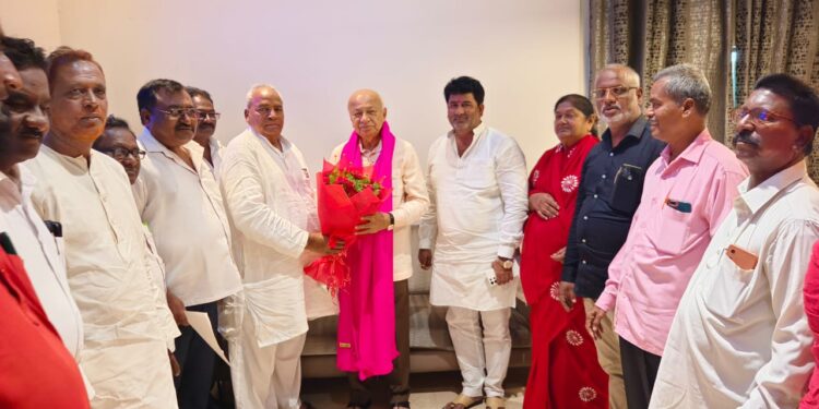 कॉ. आडम मास्तर व मा. सुशीलकुमार शिंदे यांची जनवात्सल्यावर सदिच्छा भेट!