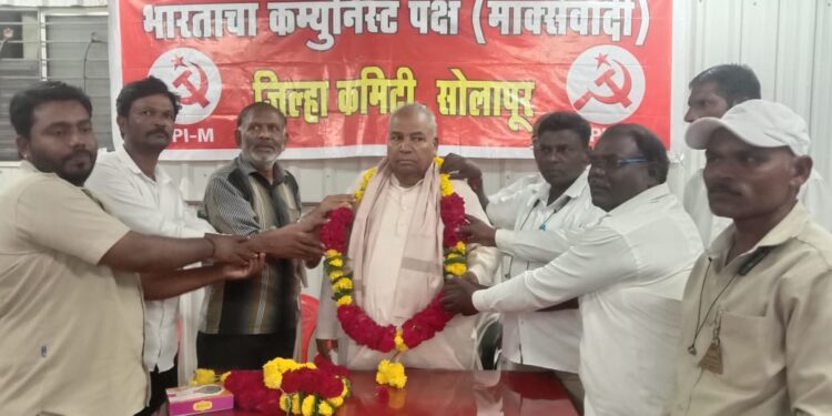 फिटनेस विलंब शुल्क रद्द करून घेतल्याबद्दल रिक्षा चालकांच्यावतीने कॉ. आडम मास्तर यांचा सत्कार व आभार!