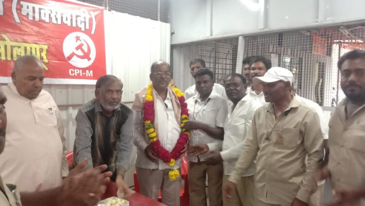 फिटनेस विलंब शुल्क रद्द करून घेतल्याबद्दल रिक्षा चालकांच्यावतीने कॉ. आडम मास्तर यांचा सत्कार व आभार!