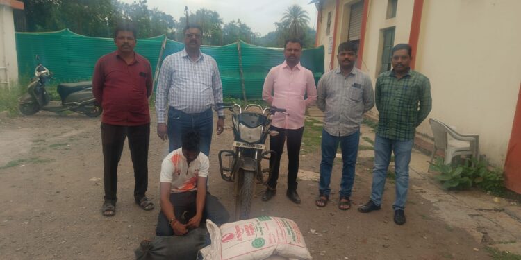 मोटरसायकली वर वाहतूक होणारी 50 लिटर हातभट्टी दारू जप्तराज्य उत्पादन शुल्क विभागाची कारवाई