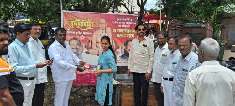 गुरुपौर्णिमेनिमित्त सोनाई फाउंडेशन कडुन ५१ हजार लाडूचे वाटप..