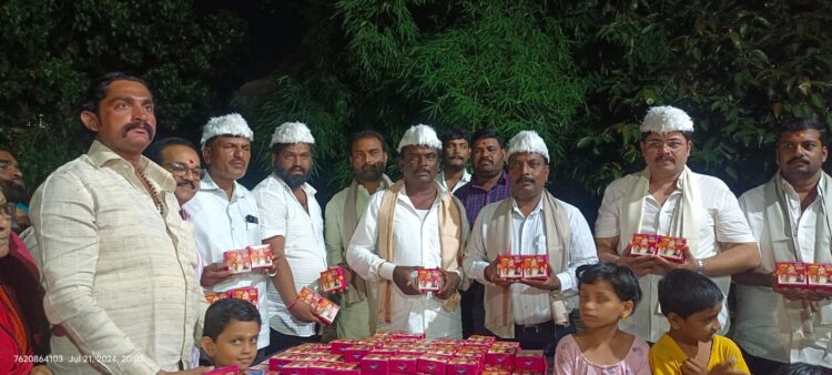 गुरुपौर्णिमेनिमित्त सोनाई फाउंडेशन कडुन ५१ हजार लाडूचे वाटप..