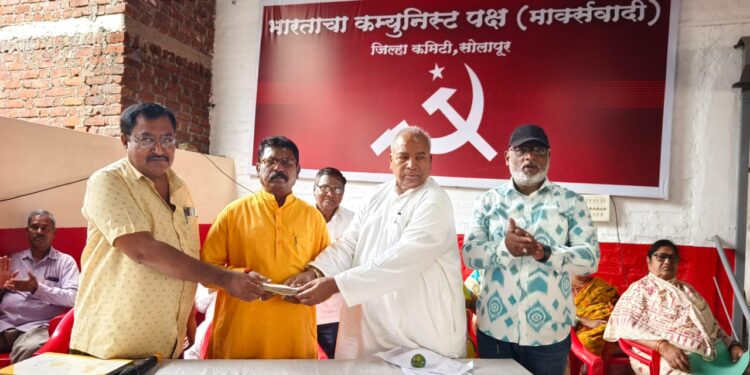 कॉ. आडम मास्तर यांनी पक्षाला दिले ७० हजार निवडणूक निधी !