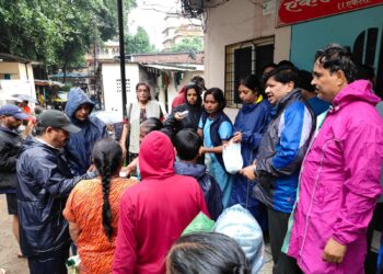 चंद्रकांतदादा पाटील यांची कार्यतत्परता; कोथरुड मधील पूरग्रस्तांना मदतीचा हात