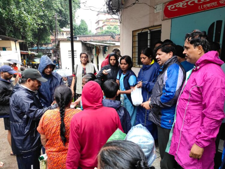 चंद्रकांतदादा पाटील यांची कार्यतत्परता; कोथरुड मधील पूरग्रस्तांना मदतीचा हात