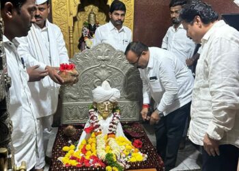 गृहनिर्माण मंत्री अतुल सावे यांची अरण येथील संत शिरोमणी सावता महाराज मंदिरास भेट