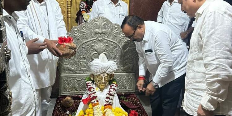 गृहनिर्माण मंत्री अतुल सावे यांची अरण येथील संत शिरोमणी सावता महाराज मंदिरास भेट