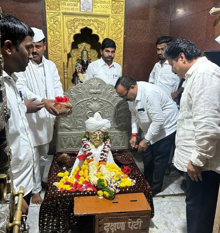 गृहनिर्माण मंत्री अतुल सावे यांची अरण येथील संत शिरोमणी सावता महाराज मंदिरास भेट