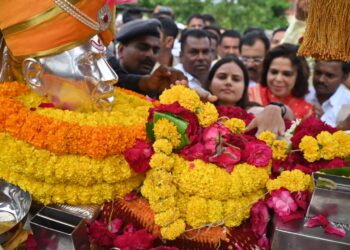 सोलापूर जिल्हा प्रशासनाच्या वतीने कासेगाव येथे श्री गजानन महाराज पालखीचे स्वागत