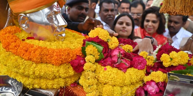 सोलापूर जिल्हा प्रशासनाच्या वतीने कासेगाव येथे श्री गजानन महाराज पालखीचे स्वागत