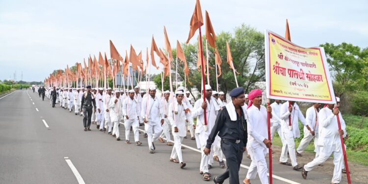 सोलापूर जिल्हा प्रशासनाच्या वतीने कासेगाव येथे श्री गजानन महाराज पालखीचे स्वागत