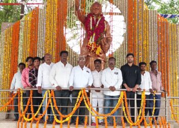 लोकशाहीर अण्णाभाऊ साठे यांच्या विचारांचा जागर; विविध क्षेत्रातील मान्यवरांनी केलं अभिवादन