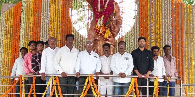 लोकशाहीर अण्णाभाऊ साठे यांच्या विचारांचा जागर; विविध क्षेत्रातील मान्यवरांनी केलं अभिवादन