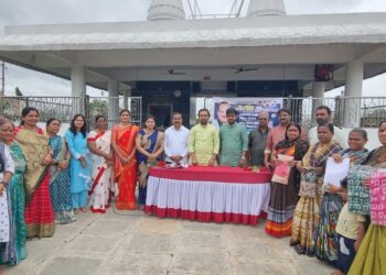गरजू महिलांना साडी वाटप करून, मुख्यमंत्री लाडकी बहीण योजनेचा मोफत फॉर्म भरण्याचा शुभारंभ
