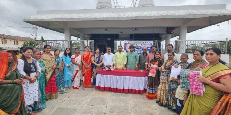 गरजू महिलांना साडी वाटप करून, मुख्यमंत्री लाडकी बहीण योजनेचा मोफत फॉर्म भरण्याचा शुभारंभ