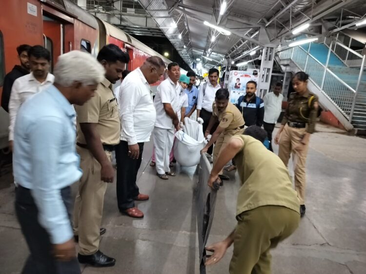 सोलापूर रेल्वे पोलिसांच्या सतर्केतेने वाचले गरोदर महिलेचे प्राण ..!