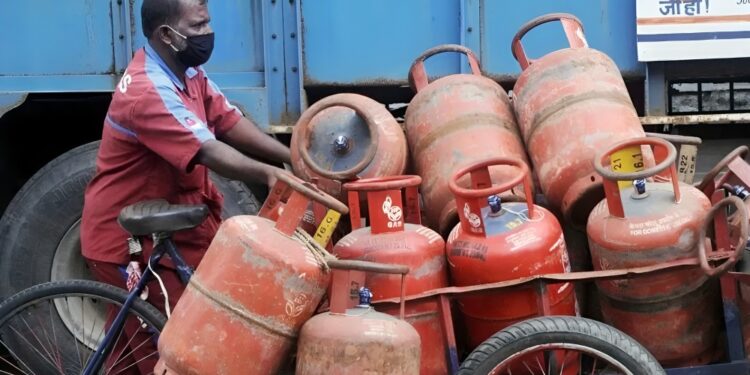 लाडक्या बहिणीस अर्ध्या किंमतीत मिळणार गॅस सिलेंडर, ‘या’ सरकारने घेतला निर्णय