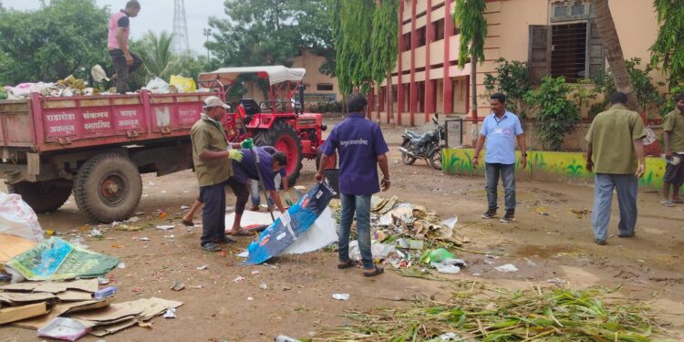 अकलूज : 180 स्वच्छता कर्मचाऱ्यांनी 17 टन कचरा पाच तासात उचलला