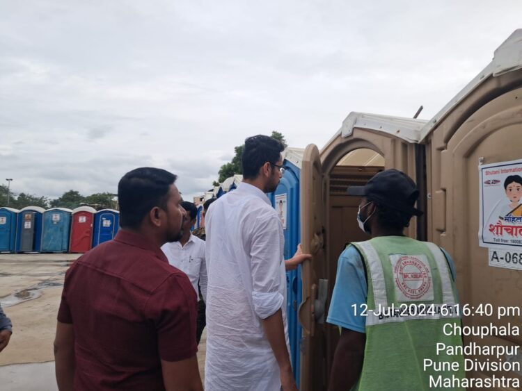 आषाढी यात्रेनिमित्त भाविकांना देण्यात आलेल्या सोयी सुविधाची जिल्हाधिकारी कुमार आशीर्वाद यांच्याकडून पाहणी