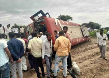 माढ्यात ड्रायव्हरला चक्कर आल्याने एसटी बस शेतात पलटली; २५ प्रवासी जखमी