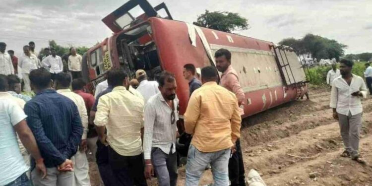 माढ्यात ड्रायव्हरला चक्कर आल्याने एसटी बस शेतात पलटली; २५ प्रवासी जखमी