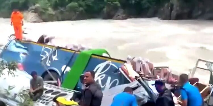 बस नदीत कोसळून महाराष्ट्रातील १४ प्रवाशांचा मृत्यू; नेपाळमधील काठमांडुकडे जाताना अपघात