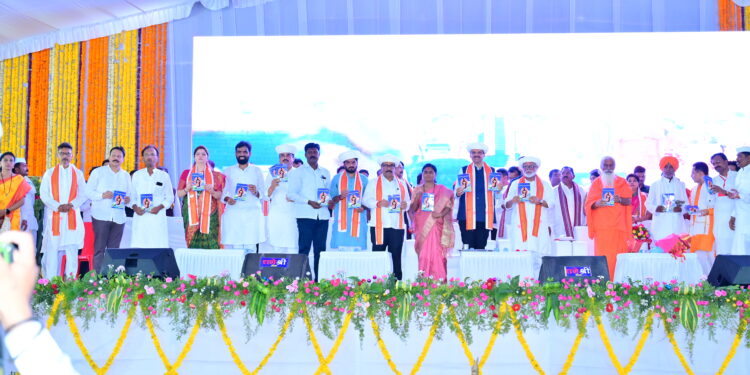 प्रा. डॉ. सुवर्ण चव्हाण – गुंड लिखित संत सावता माळी अभंग आणि विचार पुस्तकाचे फडणवीसांच्या हस्ते प्रकाशन