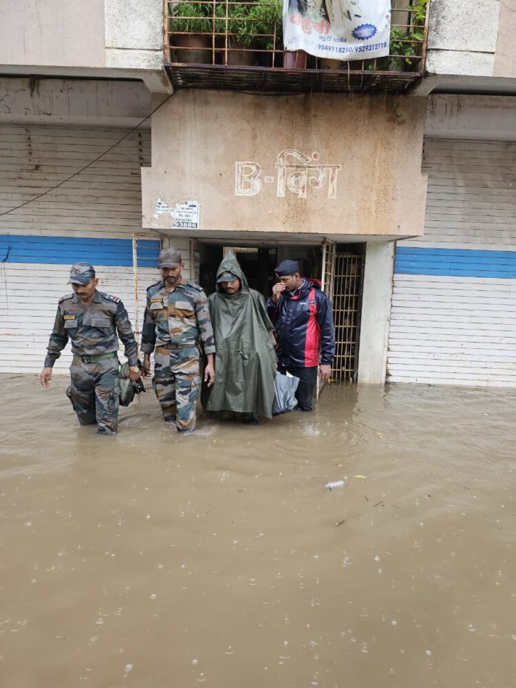 पुण्यात पूरग्रस्तांच्या मदतीसाठी भारतीय लष्कराची तुकडी तैनात