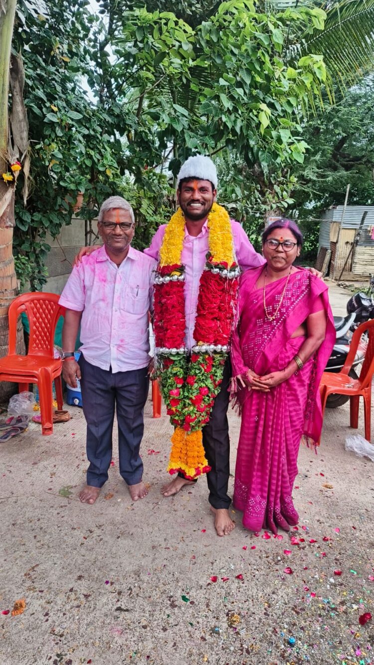 रिक्षा चालक कुटुंबाचा आनंद गगनात मावेना,जंगी मिरवणुकीने स्वागत