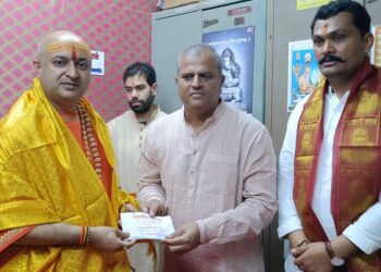 श्री वटवृक्ष देवस्थान व महेश इंगळे यांच्या सेवा कार्याचा प्रचार प्रसार आम्ही अमेरिकेतही करू – स्वामी नलिनानंद गिरी