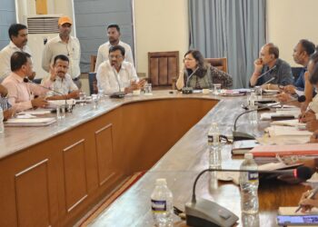 विविध मागण्यांबाबत आमदार देशमुखांनी घेतली आयुक्ताची भेट