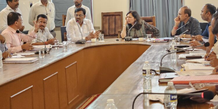 विविध मागण्यांबाबत आमदार देशमुखांनी घेतली आयुक्ताची भेट