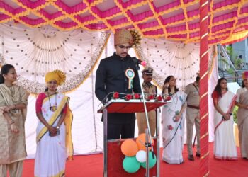 प्रशासकीय इमारतीमध्ये अप्पर जिल्हाधिकारी यांच्या हस्ते ध्वजारोहण संपन्न