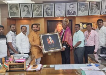 उच्च शिक्षणासाठी मुलींना फी माफीच्या प्रभावी अंमलबजावणीसाठी राष्ट्रवादीचे जिल्हाध्यक्ष संतोष पवार यांनी केली कुलगुरूंशी चर्चा…
