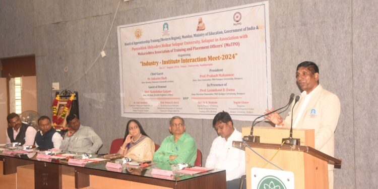 शिक्षण घेतानाच आता प्रत्यक्ष ज्ञानासाठी विद्यार्थ्यांना ‘अप्रेंटशीप’ची संधी: कुलगुरू प्रा. महानवर