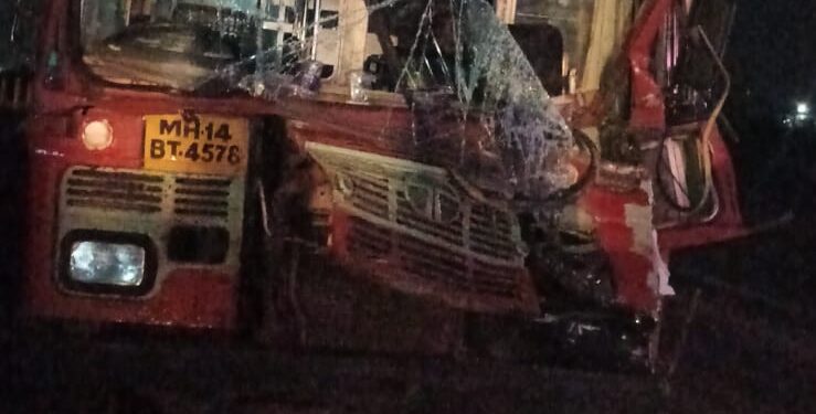 सोलापूर- पुणे महामार्गावर खंडाळी पाटी येथील हॉटेल विर तेजाजी समोर एसटी बस ची अज्ञात वाहनाला पाठीमागून धडक सहा प्रवासी आणि एक कंडक्टर जखमी