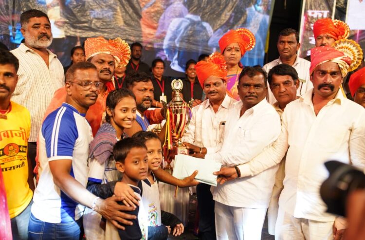 गोविंदा ! सोलापूरकरांनी अनुभवला ५ लाख रुपये बक्षिसाच्या दहीहंडीचा थरार !